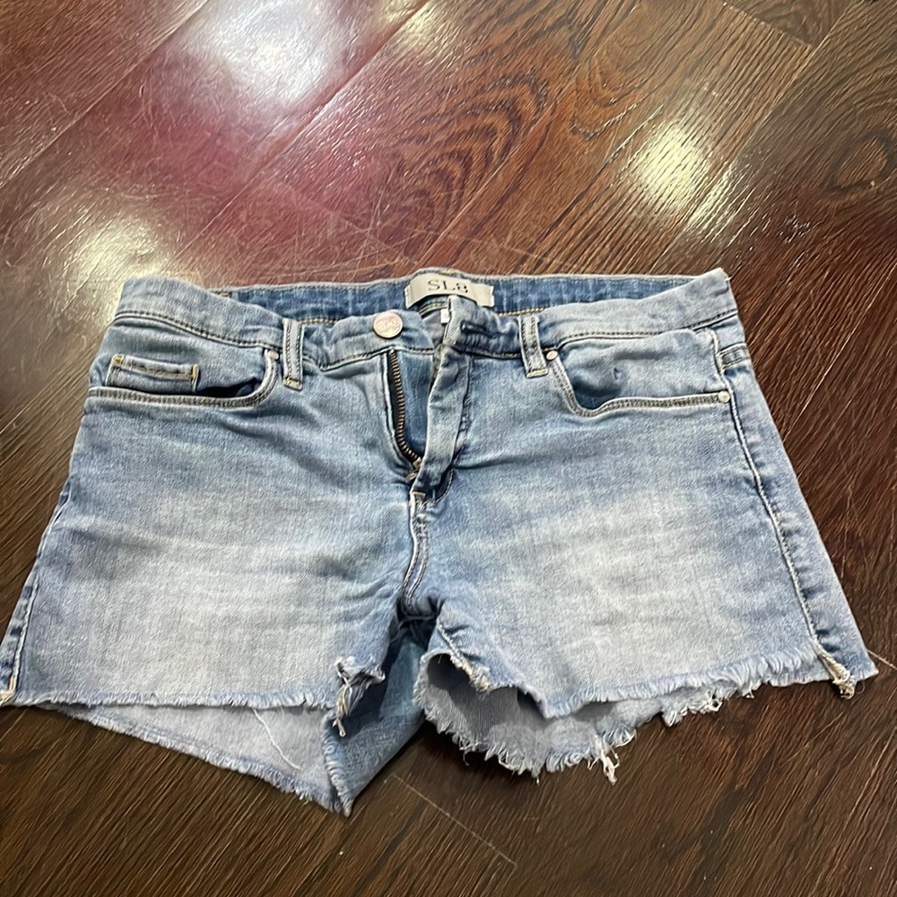 SL8 size 27 denim blue jean shorts. Zipper with a button closure.